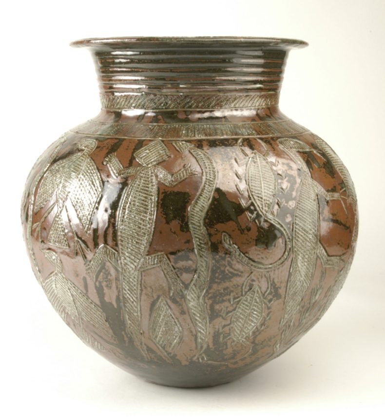 Water pot (c. 1956), Ladi Kwali.