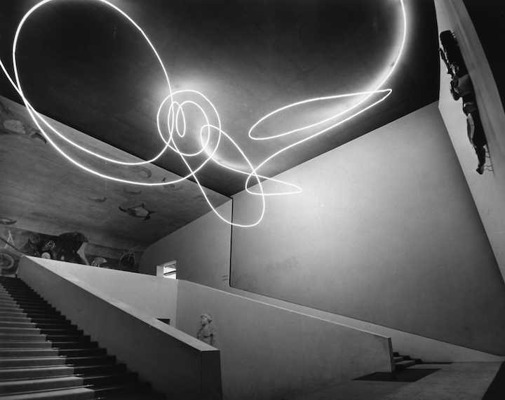 Struttura al neon per la IX Triennale di Milano (1951), Lucio Fontana. © Fondazione Lucio Fontana, Milan