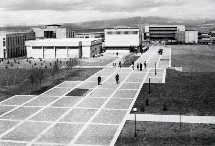 METU pedestrian walkway, faculties of Architecture and Administrative Sciences in the background. SALT Research, Altuğ-Behruz Çinici Archive