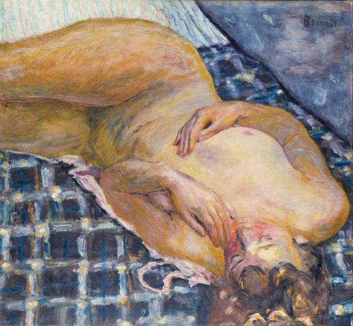 Liegender Akt auf weissblau kariertem Grund (c. 1909), Pierre Bonnard. Courtesy of the Städel Museum © VG Bild-Kunst, 2017