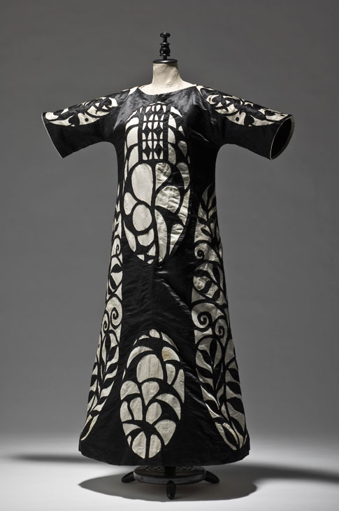 Ball dress, 1904, designed by Josef Hoffmann, execution: Wiener Werkstätte. Photo: © MAK/Georg Mayer