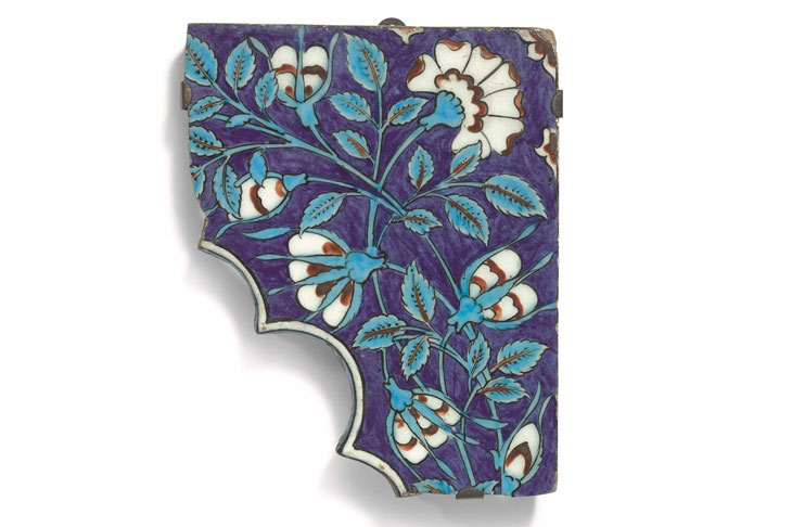 Iznik pottery tile spandrel fragment (c. 1560–80), Turkey. Sotheby's London, £7,000–10,000. © Sotheby's