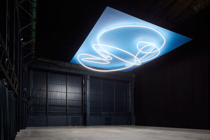 Struttura al neon per la IX Triennale di Milano (1951/2017), Lucio Fontana. Installation view at Pirelli HangarBicocca, Milan, 2017. © Fondazione Lucio Fontana. Photo: Agostino Osio. Courtesy Pirelli HangarBicocca