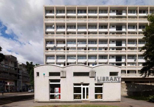 Allbrook House and the library, with maisonette blocks over shops to the left. Every building in this photo is proposed for demolition, Photo: James O. Davis/Historic England