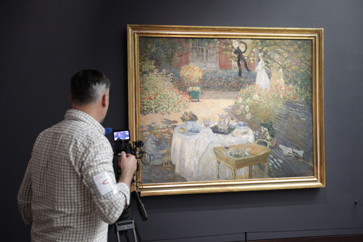 Robin Fox filming work at the Musée d'Orsay for Great Art (dir. David Bickerstaff)