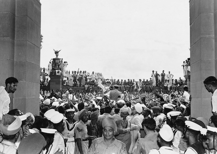 Lord Mountbatten among jubilant crowds outside the Parliament House, Delhi, 15 August 1947 (1947), Homai Vyarawalla.