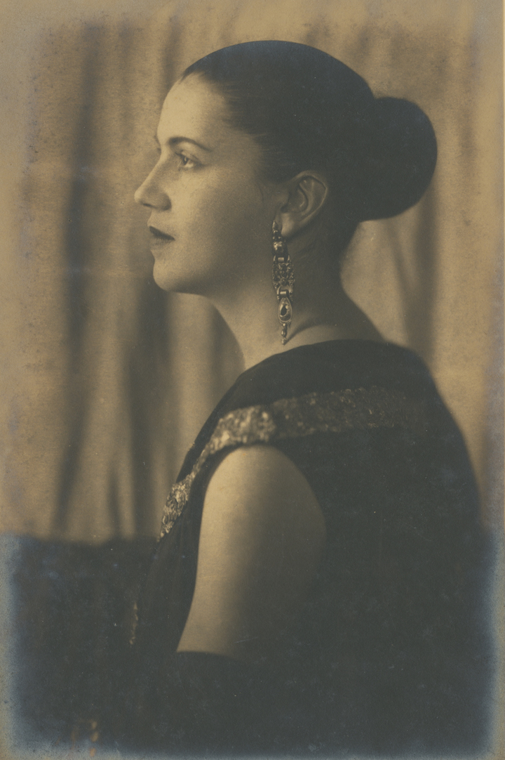 Portrait of Tarsila do Amaral in profile, mid-1920s. Pedro Corrêa do Lago Collection, São Paulo