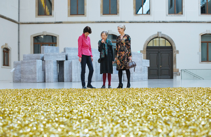 Eva-Maria Stange, Erika Hoffmann and Marion Ackermann with Untitled by Félix González-Torres