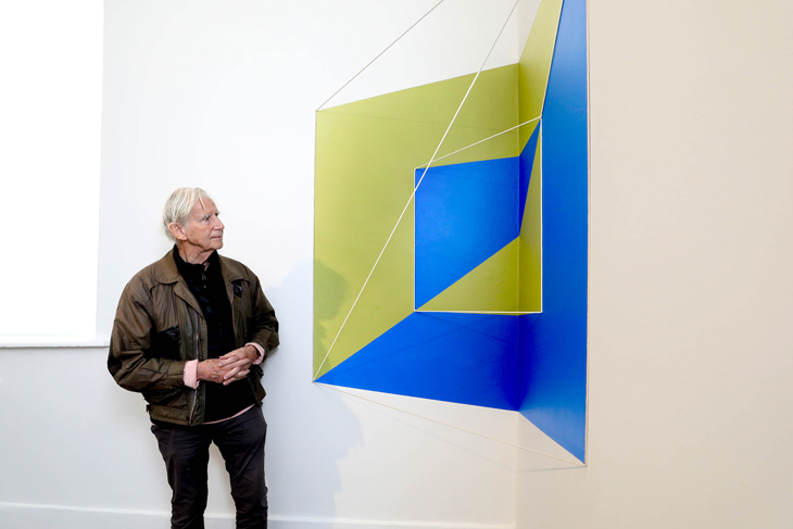 Brian O’Doherty with ’Rope Drawing #128: Flipped Corner (Green/Blue)’ (2017) at IMMA, Dublin, 2018.