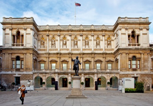 Alfred Drury’s statue of Sir Joshua Reynolds, first President of the Royal Academy, in front of the façade of Burlington House.