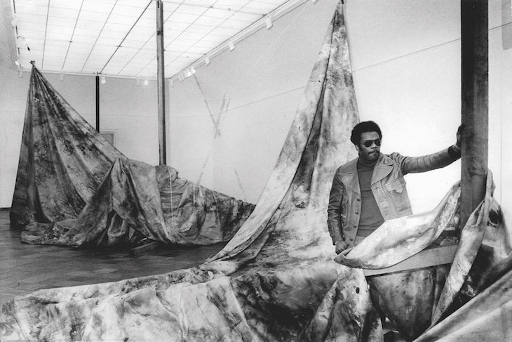 Sam Gilliam with Autumn Surf, installation view of 'Works in spaces at the San Francisco Museum of Modern Art in 1973.