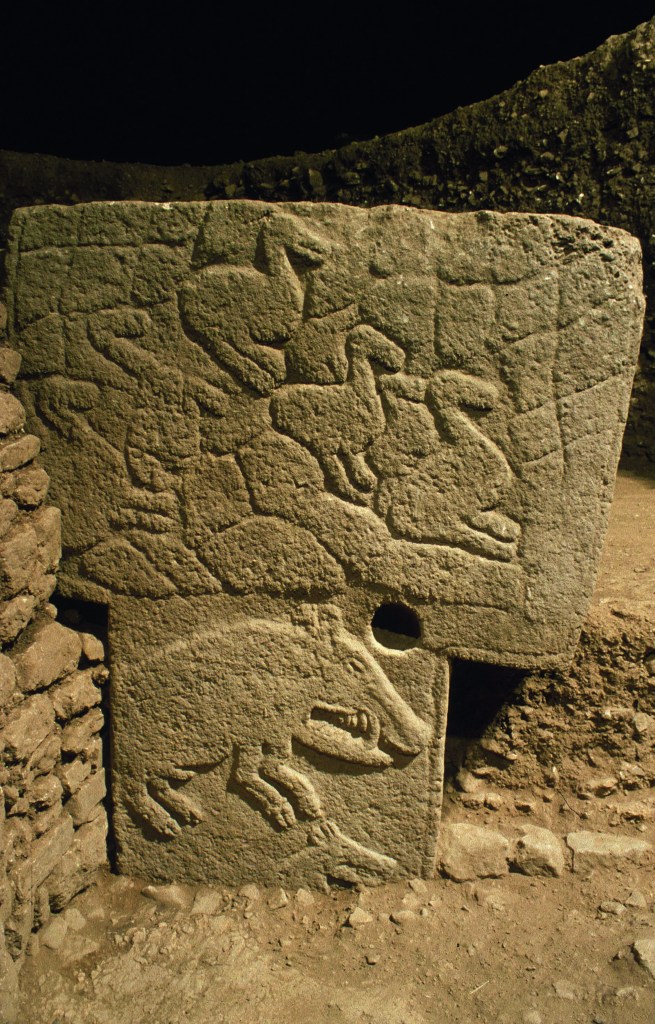 Pillar 12 in Enclosure C at Göbekli Tepe in southern Turkey, with a carving of ducks in a landscape (above) and a wild boar and fox (below), photo: D. Johannes/Deutsches Archäologisches Institut, Berlin