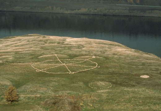 Stone Alignments/Solstice Cairns (1979), Michelle Stuart.