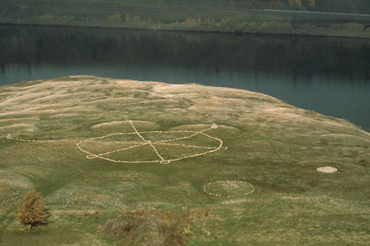 Stone Alignments/Solstice Cairns (1979), Michelle Stuart.