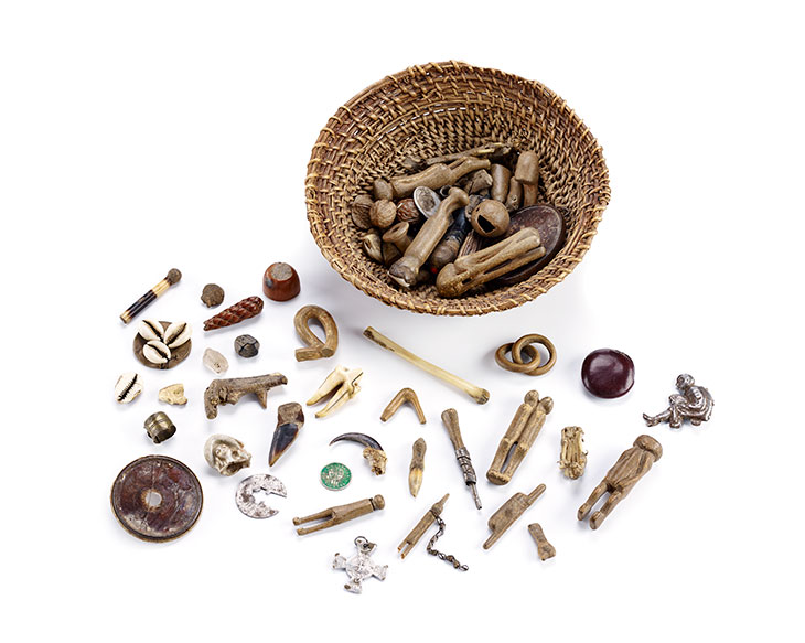 Ngombo divination basket containing 62 natural, carved or manufactured miniature elements (first half of 20th century), Ovimbundu, Angola. Musée d’ethnographie de Genève