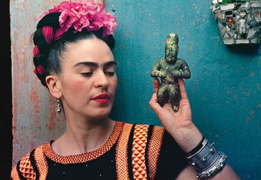 Frida Kahlo with Olmec figurine (1939), Nickolas Muray.