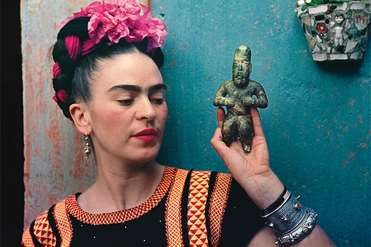 Frida Kahlo with Olmec figurine (1939), Nickolas Muray.