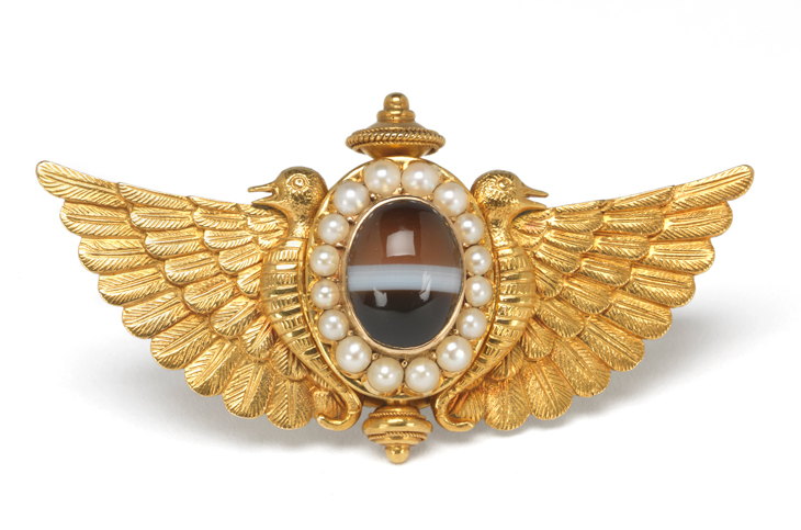 Gold and agate brooch (after 1881–98), made by Watherston & Son.