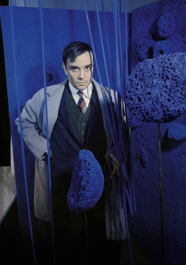 Yves Klein surrounded by his « Sponge Sculptures » during the opening of the exhibition "Monochrome und Feuer"