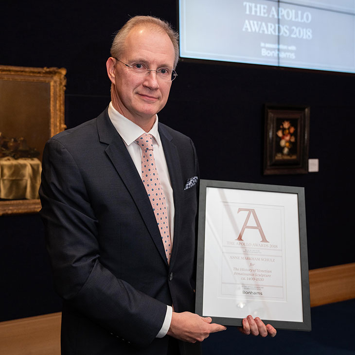 Johan Van der Beke collects the Book of the Year award for ‘The History of Venetian Renaissance Sculpture, ca. 1400–1530’ by Anne Markham Schulz.
