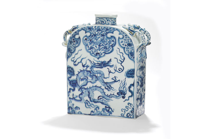 A Chinese porcelain flask decorated in blue moulded with four dragon handles on the neck and decorated with dragon and design, Yuan dynasty (1280–1368). Bruun Rasmussen Auctioneers