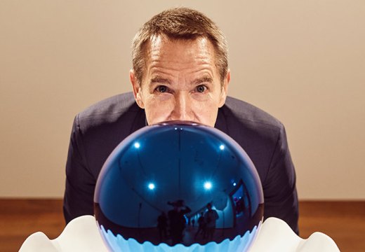 Jeff Koons with his sculpture Gazing Ball (Birdbath) (2013) at the Ashmolean, Oxford in 2019.