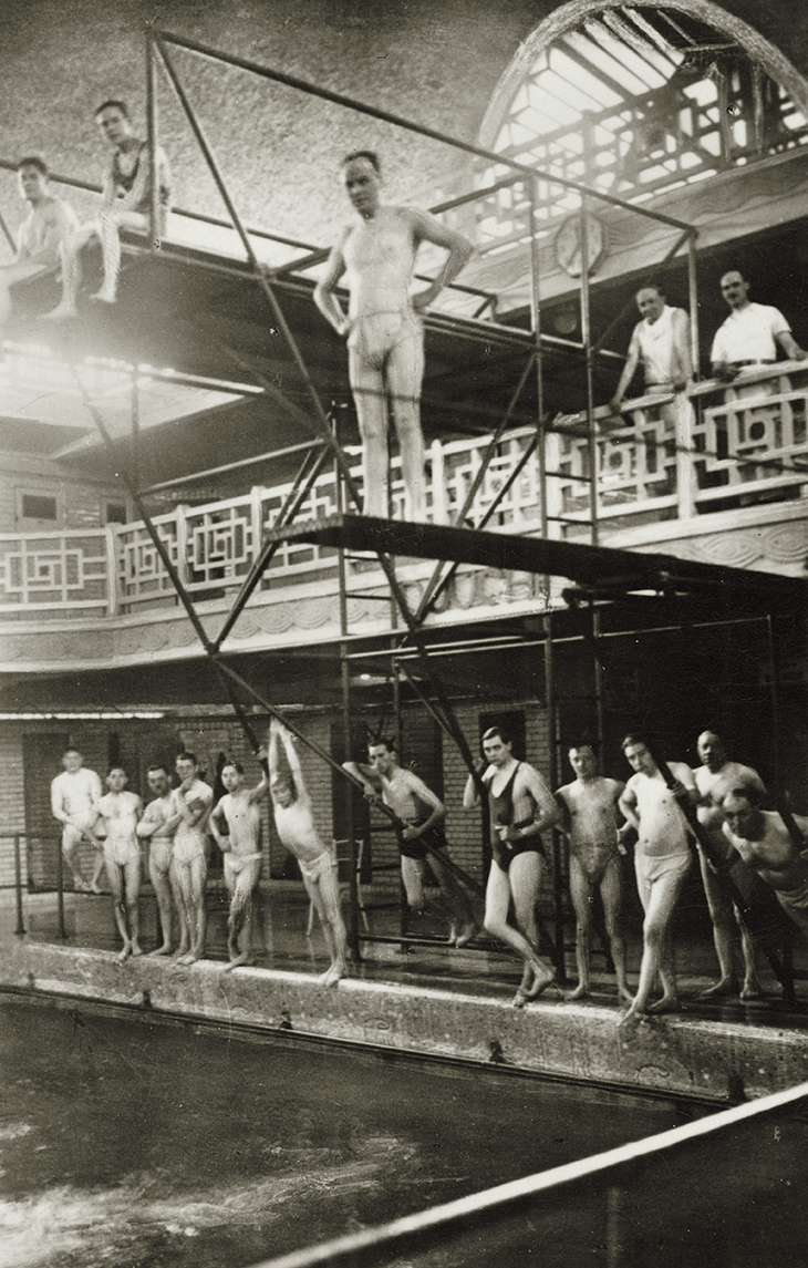Bathers posing at the swimming pool in Roubaix (photograph taken in the 1930s)