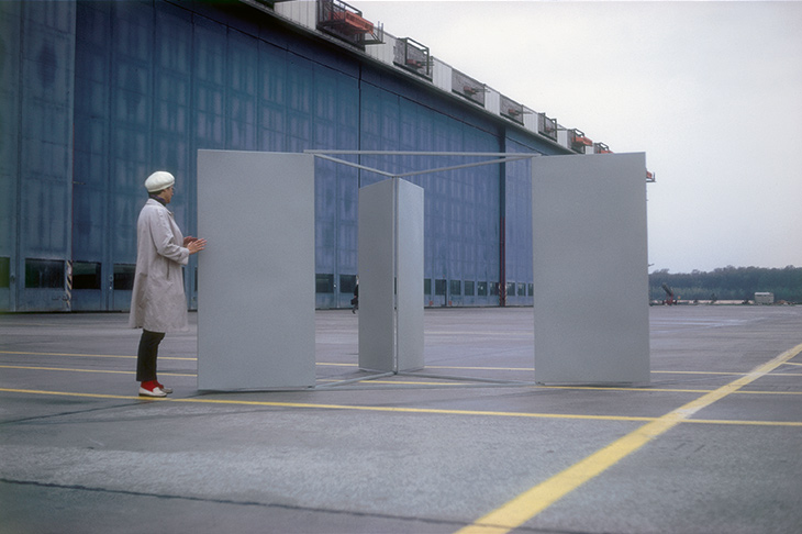 Large Revolving Vane (1967), Charlotte Posenenske. Installation view, Airport Frankfurt on Main, 1967/68.