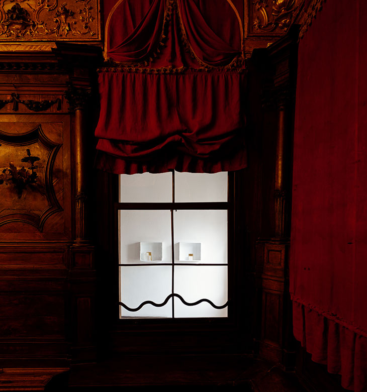 Tehillim (2018), Edmund de Waal. Installation view of ‘Psalm’, Canton corridor, Jewish Museum, Venice.