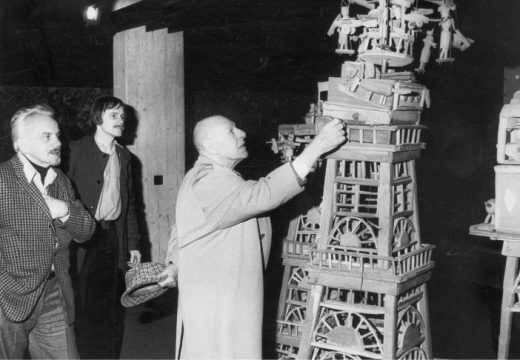 Jean Dubuffet in front of a sculpture by Émile Ratier at the Collection de l’Art Brut in Lausanne, in February 1976. Photo: Jean-Jacques Laesar; Archives de la Collection de l'Art Brut, Lausanne