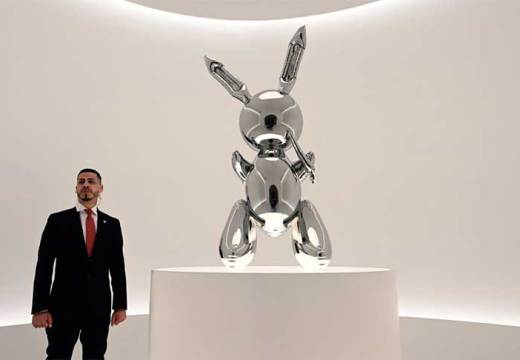 A security guard stands next to Jeff Koons‘ Rabbit (number two from an edition of three, plus one artist’s proof; 1986) at Christie’s New York in May 2019, ahead of its record-breaking sale at auction for $91.1m.