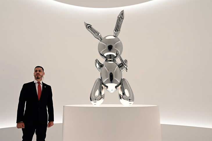 A security guard stands next to Jeff Koons‘ Rabbit (number two from an edition of three, plus one artist’s proof; 1986) at Christie’s New York in May 2019, ahead of its record-breaking sale at auction for $91.1m.