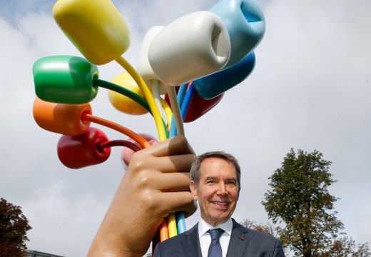 Jeff Koons poses in front of his Bouquet of Tulips in Paris on 4 October 2019.