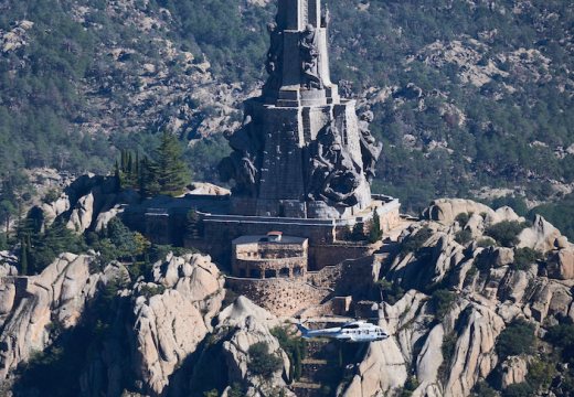 A helicopter transports the remains of Francisco Franco from the Valley of the Fallen.