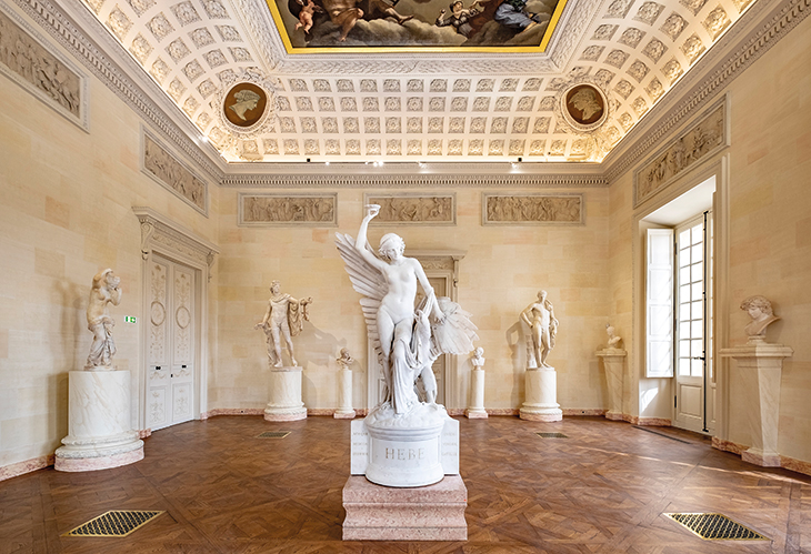 The Salles des Statues at the Musée des Beaux-Arts de Dijon. In the centre is Hebe and the Eagle of Jupiter (1847–55) by François Rude