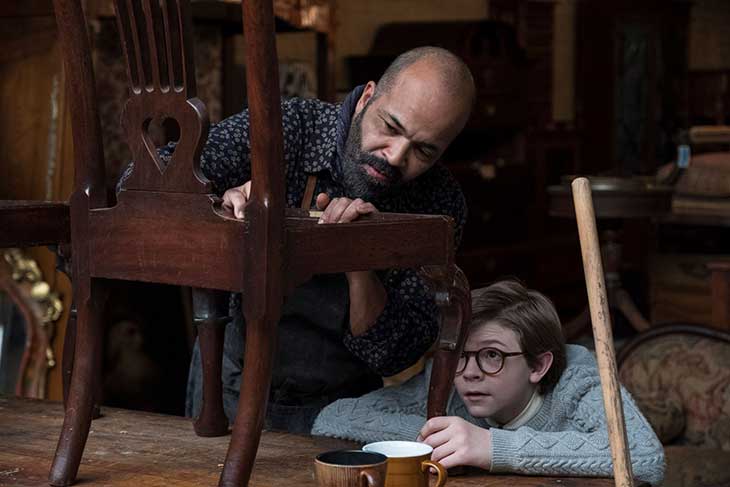 Oakes Fegley and Jeffrey Wright in The Goldfinch (2019).