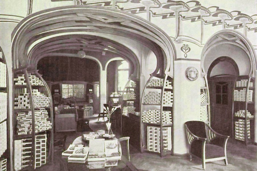 Photograph of the saleroom of the Continental Havana Company in Berlin, designed by Henry van de Velde in 1899, and published in Innen-Dekoration, October 1899.