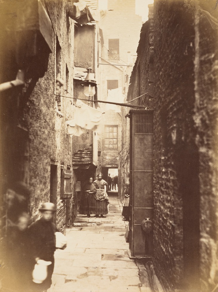 Close No. 37, High Street (1860s), Thomas Annan.