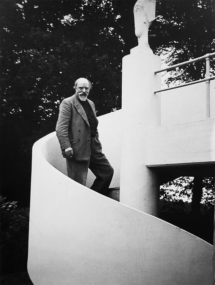 Augustus John outside his studio designed by Christopher Nicholson (photographed in 1937 by Howard Coster).