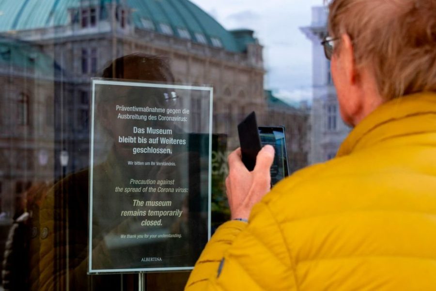 A notice announcing the closure of the Albertina in Vienna on 11 March 2020.