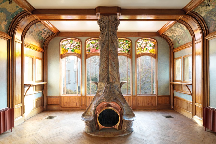 The dining room of the Villa Majorelle, designed by Henri Sauvage (1873–1932) and built in 1901–02, with a fireplace designed by Alexandre Bigot (1862–1927) and stained glass by Jacques Gruber (1870–1936). Photo: S. Levaillant; © musée d’École de Nancy