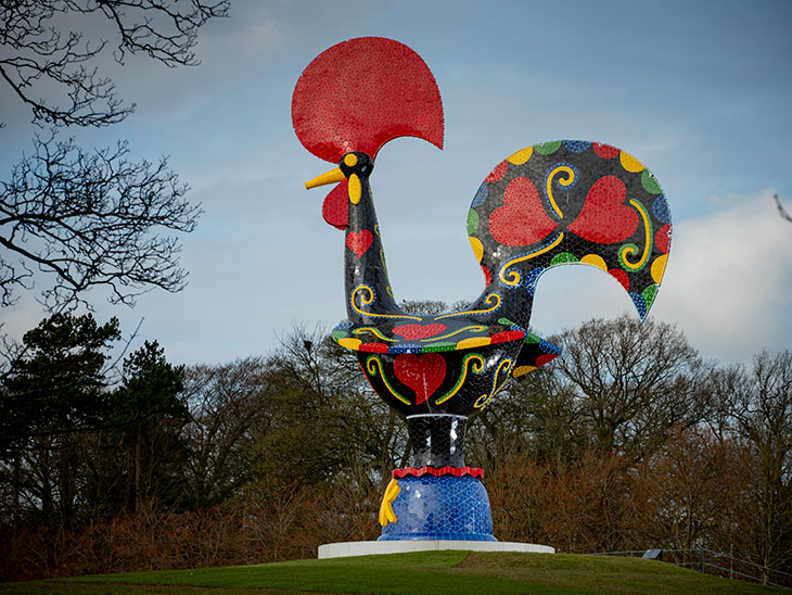 Installation view of Pop Galo (2016) by Joana Vasconcelos at Yorkshire Sculpture Park in 2020.