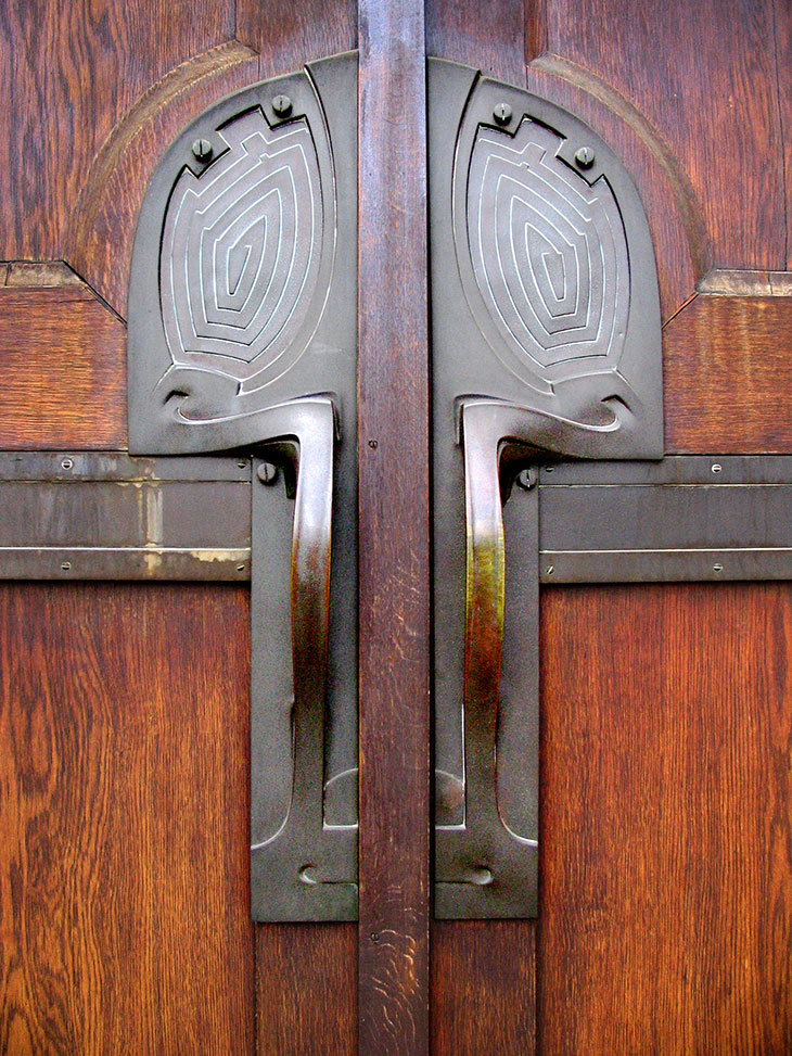 Door handles on the entrance to the Nietzsche-Archiv in Weimar, designed by Henry van de Velde in 1903.