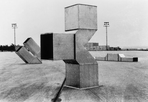 Installation view of Vierkantrohre Serie D (Square Tubes Series D) at Frankfurt airport in 1967.