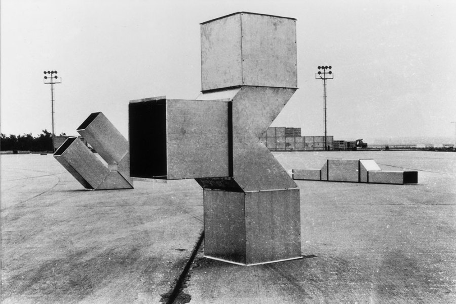 Installation view of Vierkantrohre Serie D (Square Tubes Series D) at Frankfurt airport in 1967.