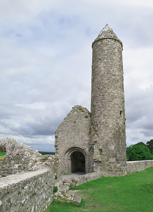 Temple Finghín & McCarthy's Tower, Clonmacnoise