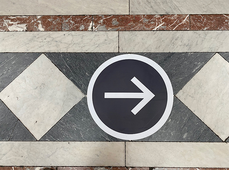 Directional arrows at the National Gallery. Photo: the author