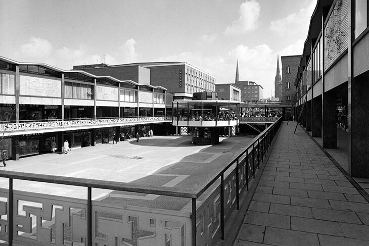 The lower precinct, Coventry, built by the city’s Architect’s Department in 1957–60 and connecting to the upper precinct and the cathedral beyond (photographed in 1960).