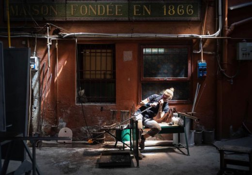 Agnese Tegon working in the furnace.