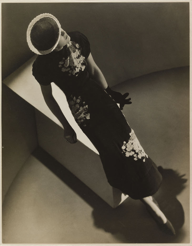Evening dress in printed black crepe, Elsa Schiaparelli, February 1936 collection n ° 104 (1936), Man Ray. Published in Harper’s Bazaar, March 1936. 